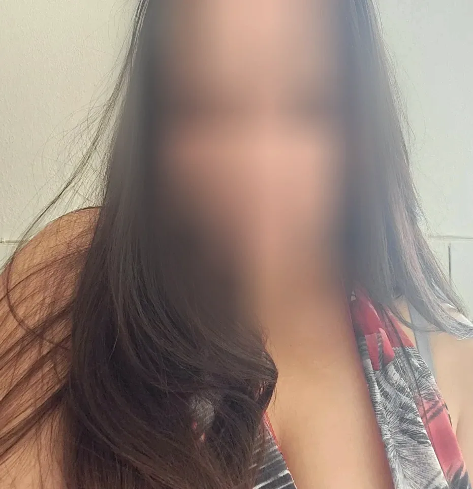 Amira, 25