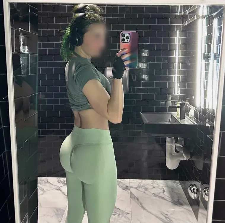 Jasmin, 24