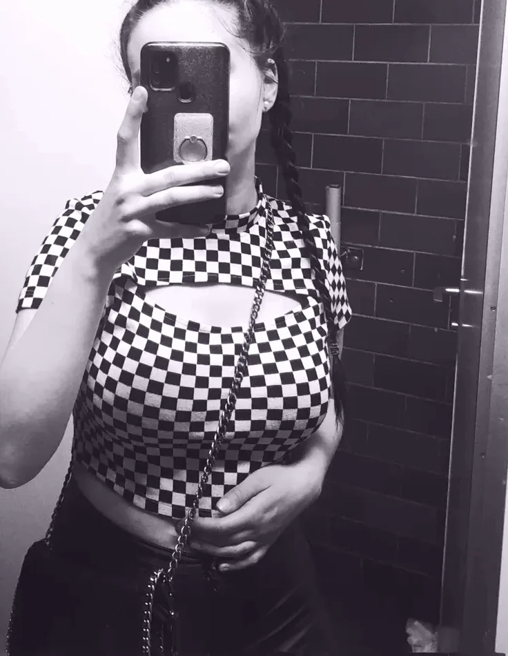 Laura, 24