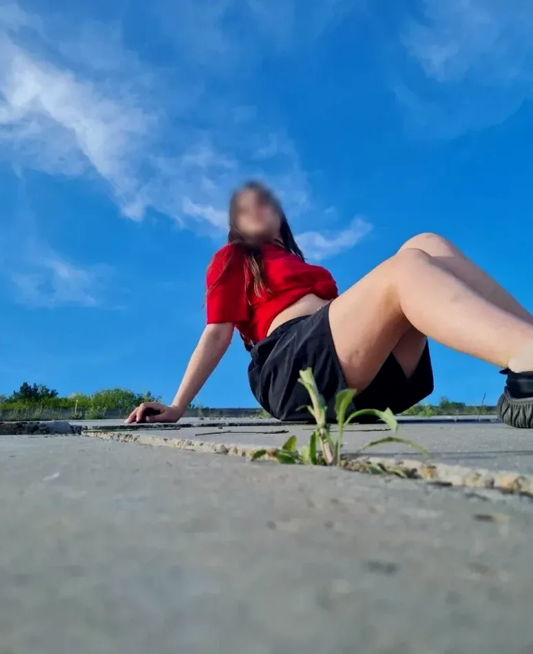 Neele, 23