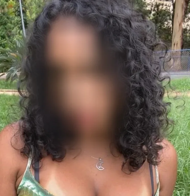 Pauline, 24